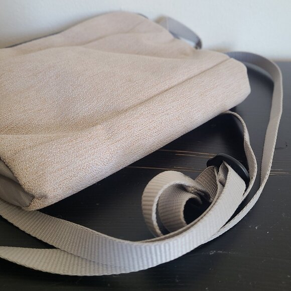 Bellroy City Pouch Plus Gray Crossbody Bag - Picture 4 of 12